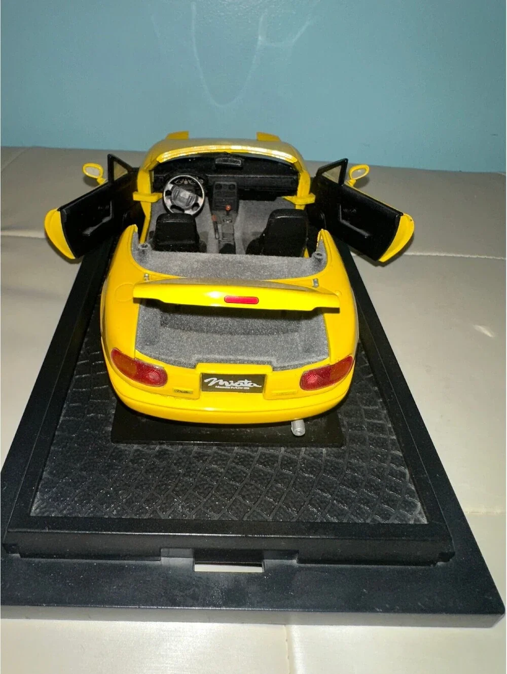 Kyosho Yellow MX-5 Miata Vintage Model Car Detailed 1:18